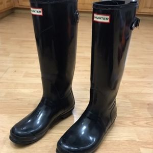 Bundle of Hunter Tall Gloss Rain Boot With Socks
